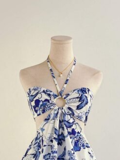 Vista trasera del vestido mini bohemio con espalda descubierta