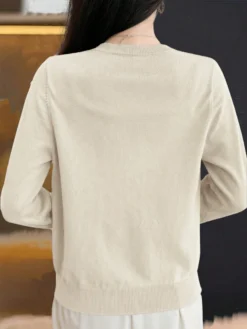 Vista trasera de blusa albaricoque casual con tejido elástico.