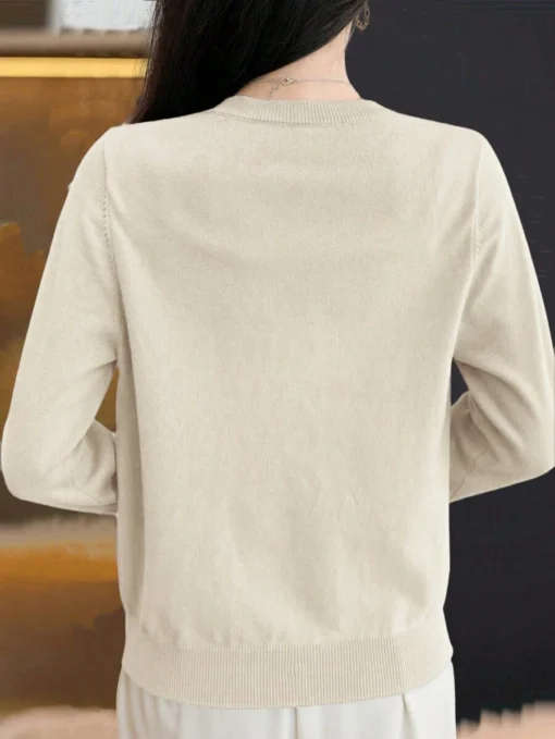 Vista trasera de blusa albaricoque casual con tejido elástico.