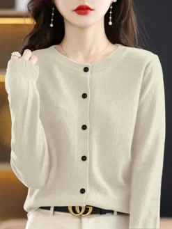 Vista frontal de blusa albaricoque casual de botones y manga larga.