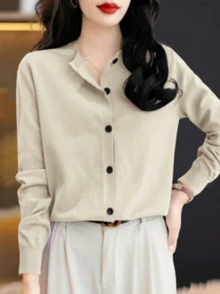 Detalle de escote y botones de la blusa albaricoque casual.