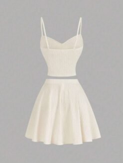Conjunto crop albaricoque con top ajustado y falda fluida - vista trasera.
