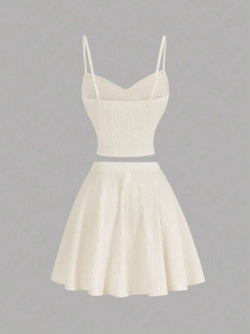 Conjunto crop albaricoque con top ajustado y falda fluida - vista trasera.