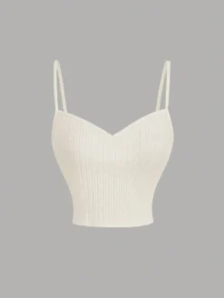 Crop top albaricoque con textura tricotada y tirantes finos.