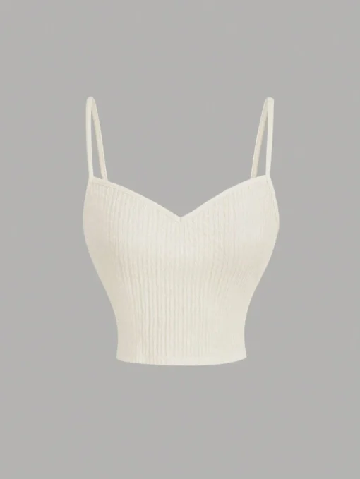 Crop top albaricoque con textura tricotada y tirantes finos.