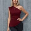 Mujer luciendo blusa asimétrica marrón sin mangas – blusa asimétrica marrón