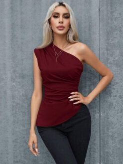 Mujer luciendo blusa asimétrica marrón sin mangas – blusa asimétrica marrón