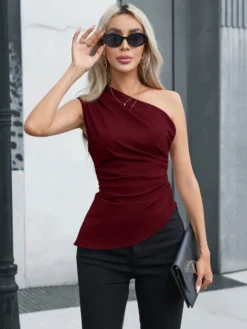 Blusa marrón con escote asimétrico combinada con gafas y clutch – blusa asimétrica marrón