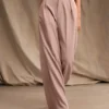 Pantalón pierna ancha rosa vieja con corte largo y talle alto.