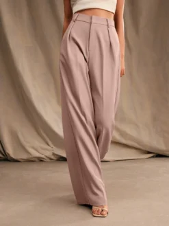 Pantalón pierna ancha rosa vieja con corte largo y talle alto.