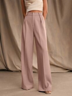 Imagen frontal completa del pantalón pierna ancha casual.