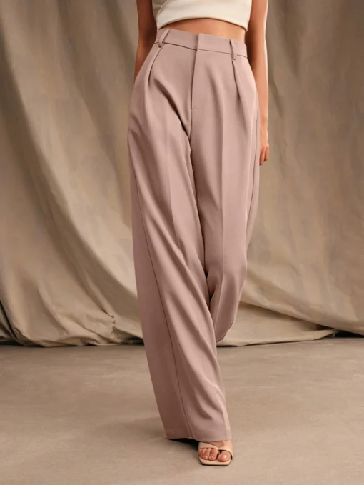 Pantalón pierna ancha rosa vieja con corte largo y talle alto.