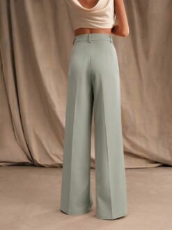 Pantalón pierna ancha verde menta con talle alto visto desde atrás