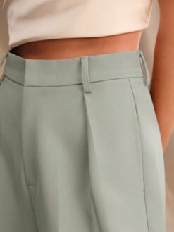 Pantalón pierna ancha verde menta en detalle frontal
