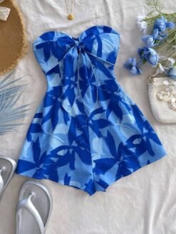 Vista frontal del enterizo corto bohemio con estampado azul