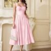 Vestido rosa elegante midi con cuello alzado y pliegues