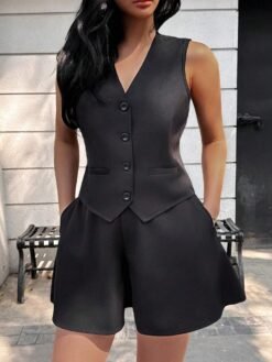 Conjunto blazer negro sin mangas con botones visto de frente.