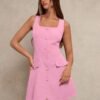 Imagen frontal del vestido rosa elegante con botones y escote cuadrado.