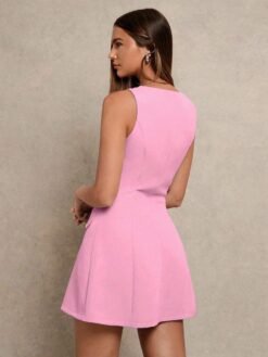 Vista trasera del vestido rosa elegante mini sin mangas