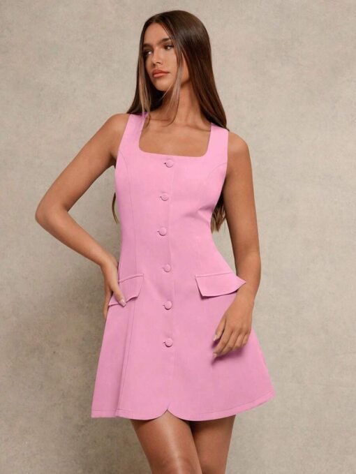 Imagen frontal del vestido rosa elegante con botones y escote cuadrado.