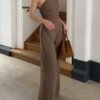 Mujer usando mono elegante marrón con escote asimétrico – mono elegante marrón