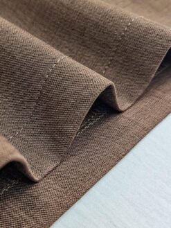 Detalle de costura del bajo del mono elegante marrón – mono elegante marrón