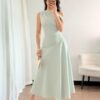 Vestido verde elegante con cuello asimétrico y corte A línea