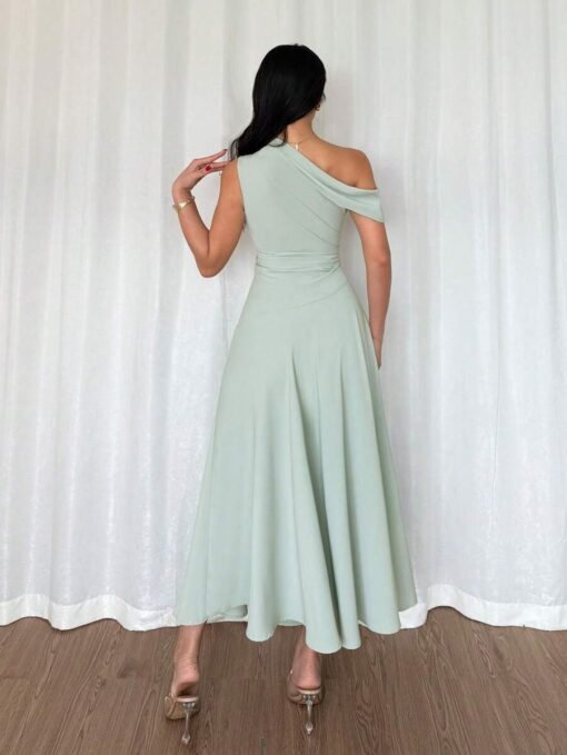 Vista trasera del vestido verde elegante con detalle fruncido