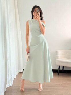 Vestido verde elegante con cuello asimétrico y corte A línea