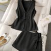 Conjunto negro casual de top con nudos y short cruzado sobre sillón blanco