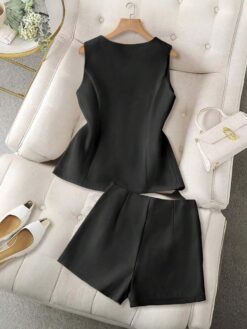 Vista trasera del conjunto negro casual mostrando diseño liso sin bolsillos