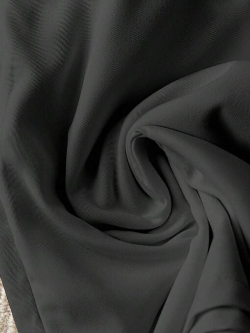 Vista cercana de la tela del conjunto negro casual mostrando textura suave