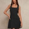 Imagen frontal del vestido negro elegante con botones y escote cuadrado.