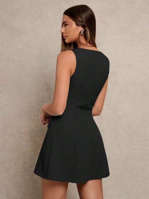 Vista trasera del vestido negro elegante mini sin mangas.