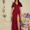 Vestido burdeos elegante maxi con escote en V y abertura lateral.