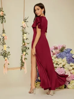 Vestido burdeos elegante visto de espalda con caída fluida.