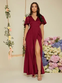 Vestido burdeos elegante maxi con escote en V y abertura lateral.