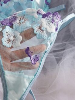 Detalle de las tangas bordadas del conjunto sexy de lencería multicolor.