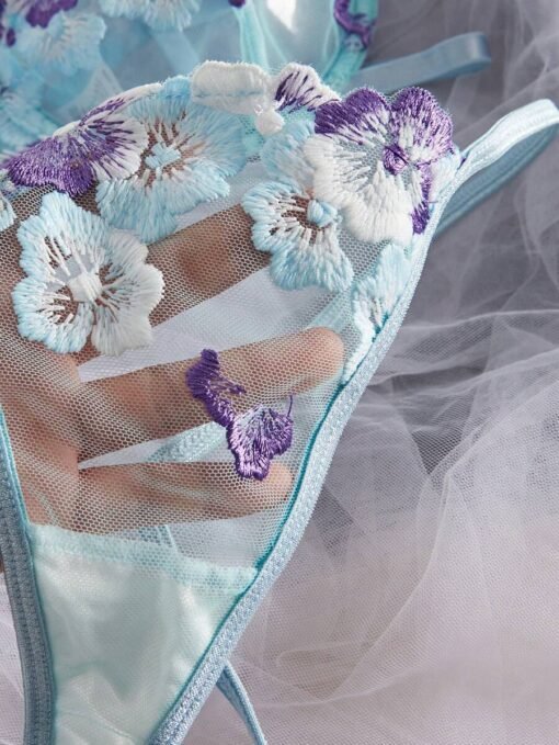 Detalle de las tangas bordadas del conjunto sexy de lencería multicolor.