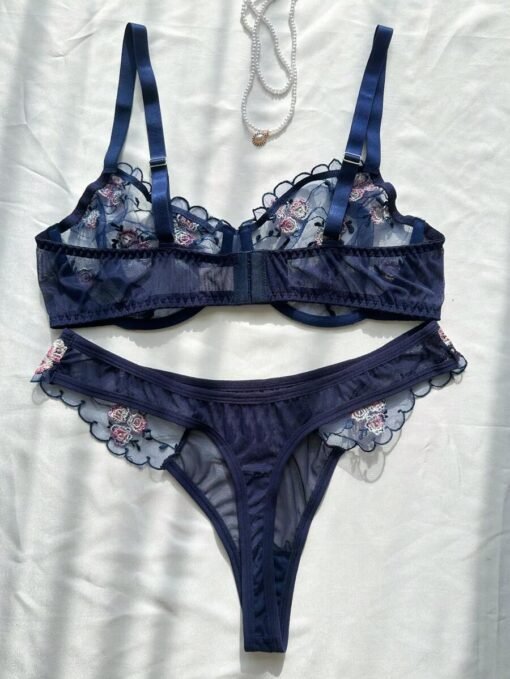 Vista trasera del set de lencería azul con transparencias y bordados.