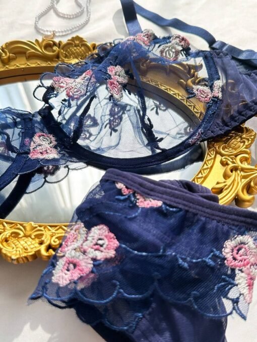 Detalle del sujetador bordado del set de lencería azul.