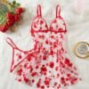 Conjunto sexy de lencería roja con camisón floral y tangas.
