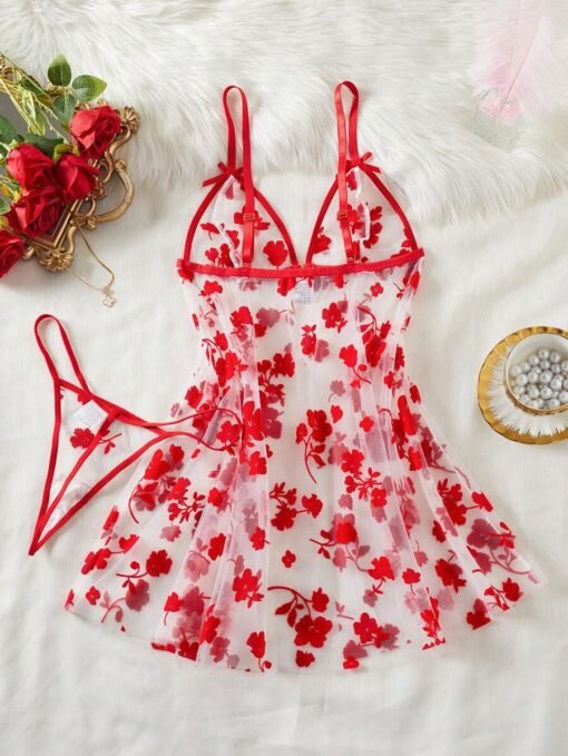 Vista trasera del conjunto sexy de lencería roja transparente.
