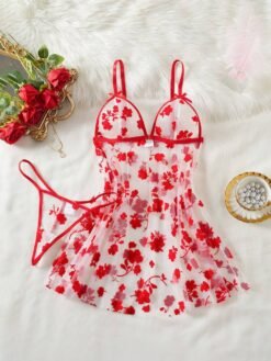 Conjunto sexy de lencería roja con camisón floral y tangas.