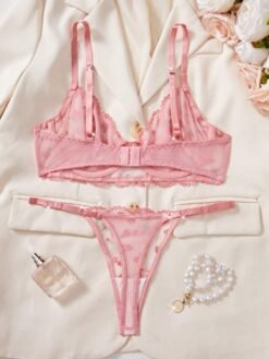 Vista trasera del set de lencería rosa con bordado floral.