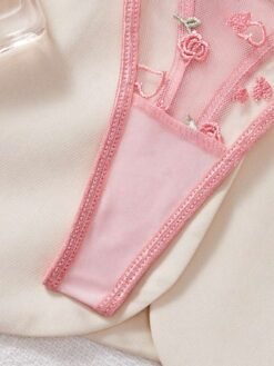 Detalle de la parte inferior del set de lencería rosa bordado floral.