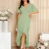 Vestido verde menta elegante con volantes visto de frente.