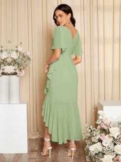 Vestido verde menta elegante con volantes visto de espalda.