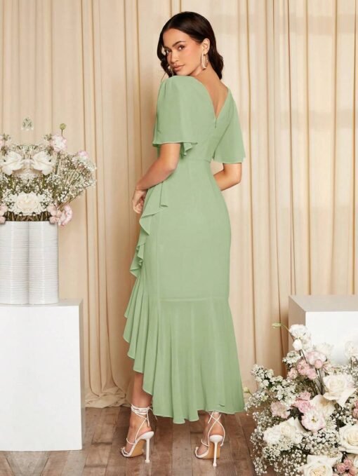 Vestido verde menta elegante con volantes visto de espalda.