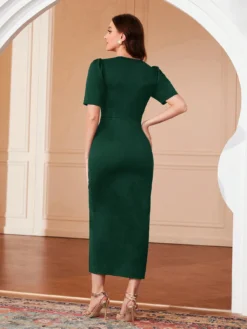 Vista trasera del vestido verde oscuro ajustado con manga farol corta.